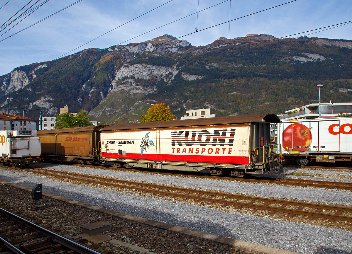 Vierachsiger Schmalspur Drehgestell- Schiebewandwagen Haik-v 5135 abgestellt am 01.11.2019 im Rbf Chur (aufgenommen aus einem Zug heraus). Diese Wagen wurden 1980 gebaut. Sie laufen auf Drehgestellen vom Typ JMR 77 (Josef Meyer, Rheinfelden).

Der gedeckte vierachsige Schiebewandwagen des Typs „Haik“ ist ein Gterwagen fr den Transport von 31 Normpaletten mit Lebensmitteln, Getrnken, Baustoffen und allen anderen Gtern. Die Schiebwand ffnet sich auf einer Breite von ber 6 Metern frs Beladen mit Handhubwagen oder Gabelstapler.

TECHNISCHE DATEN:
Spurweite: 1.000 mm
Lnge ber Puffer: 14.695 mm
Breite ber Alles: 2.700 mm
Hhe ber SOK: 3.575 mm
Drehzapfenabstand: 9.030 mm 
Achsabstand im Drehgestell: 1.400 mm
Laufraddurchmesser: 750 mm (neu)
Ladelnge; 12.755 mm
Ladebreite: 2.580 mm
Ladeflche: 32,7 m
Ladevolumen: 66 m
Eigengewicht: ca.15 t
Ladegewicht: max. 26 t
