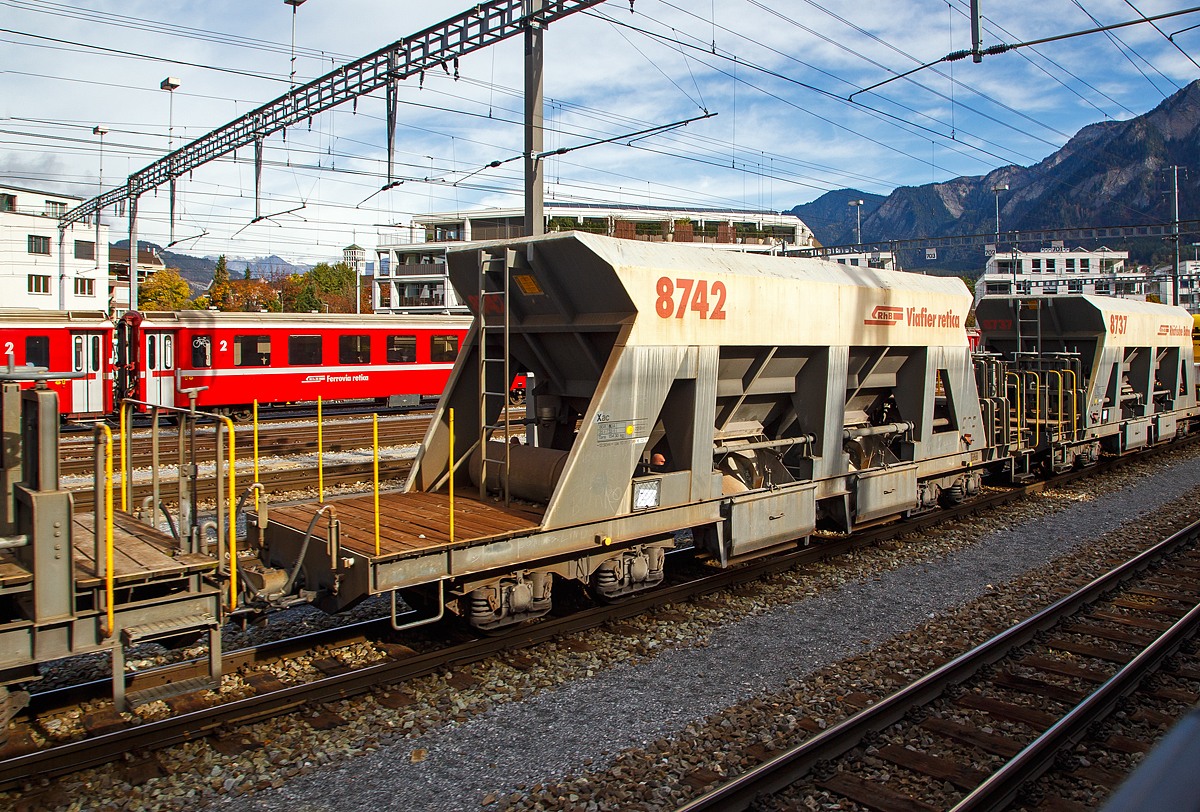 Vierachsiger Schmalspur Drehgestell-Schotterwagen (Schwerkraftentladewagen) Xac der Serie 8726 – 8742 (hier Xac 8742, ex Fac 8742)  eingereiht in einen Bauzug am 01.11.2019 im Rbf Chur (aufgenommen aus einem Zug heraus). Diese Wagen wurden 1997 von der Firma Josef Meyer in Rheinfelden gebaut, spter erfolgte ein Umbau zum Dienstwagen Xac 8742.

Mit den Schwerkraftentladewagen transportiert die RhB problemlos Ihre Schttgter wie Kies, Sand etc. auf der Schiene durch Graubnden. Ein rascher Verlad und Entlad spart Zeit und Geld und mit 33 – 34 Tonnen Ladung ist es eine gewichtige Alternative zum Straentransport.

TECHNISCHE DATEN:
Spurweite: 1.000 mm
Lnge ber Puffer: 12.500 mm
Breite ber Alles: 2.550 mm
Hhe ber SOK: 3.360 mm
Drehzapfenabstand: 7.000 mm 
Achsabstand im Drehgestell: 1.400 mm
Laufraddurchmesser: 750 mm (neu)
Breite der Entladeffnungen: 2 x 1.232 mm
Eigengewicht: 15.430 kg
Ladegewicht: max. 33 t
Ladevolumen: 22 m
