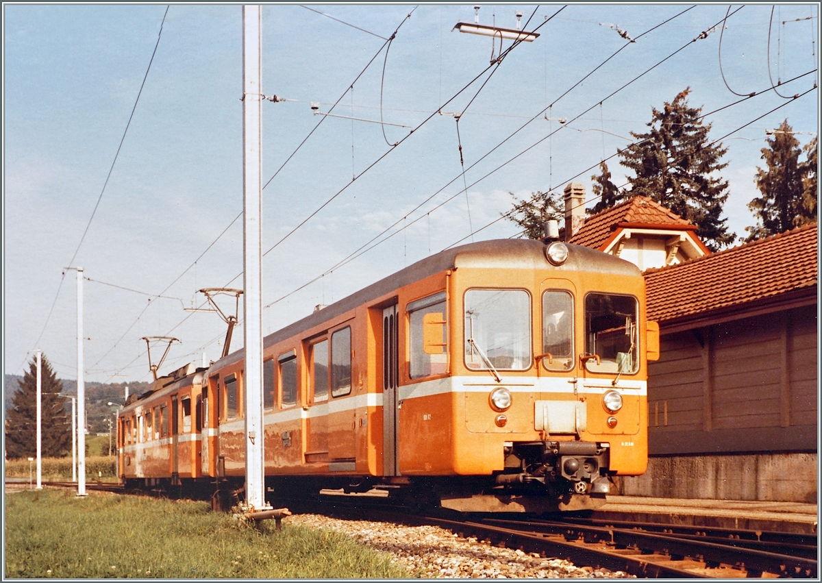  Viertelstundentaktzüge  lese ich in meinen Notizen zu diesen WSB Pendelzügen beim Halt in Gontenschwil. Die Gleisanlage hat sich etwas verändert, das Bahnhofsgebäude, wenn auch heute (2022) unbedient, ist noch dasselbe wie 1984.

28. Sept. 1984