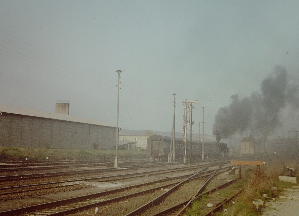 Vitzenburg am 05.05.1980: Ausfahrender Personenzug in Richtung Querfurt. (Foto: Klaus Pollm�cher)