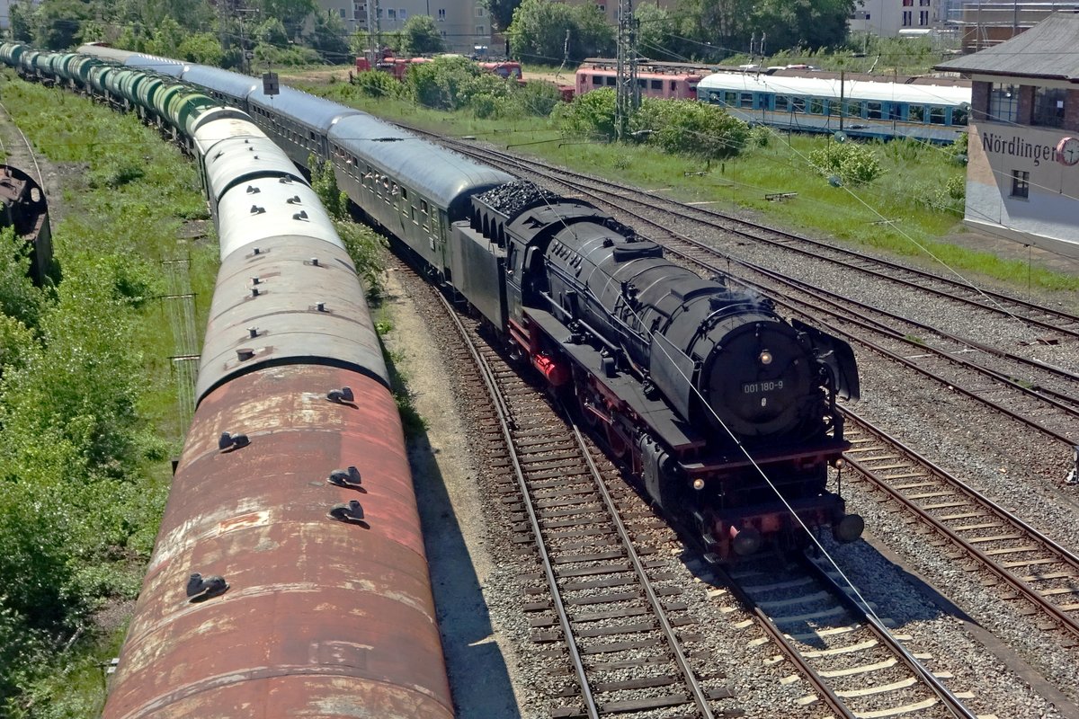 Vogelblick auf 001 180 mit Sonderzug in Nördlingen am 2 Juni 2019. 