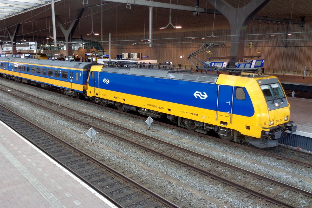 Vogelblick auf 186 042 in Rotterdam Centraal am 26 März 2017.