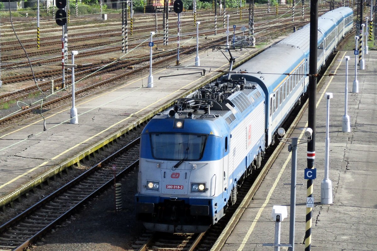 Vogelblick auf 380 018 während der Einfahrt in Sturovo am 22 September 2017. Vogelblick auf 380 018 während der Einfahrt in Sturovo am 22 September 2017.