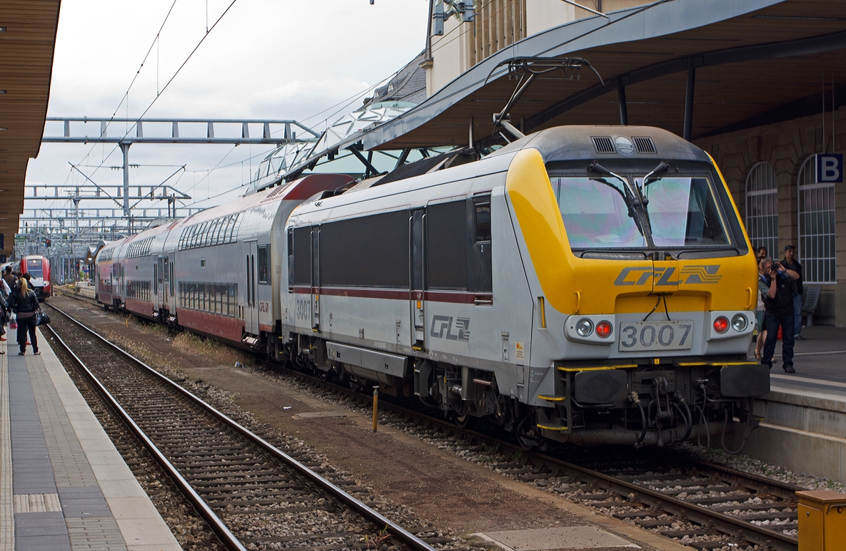 Voil noch Resultat...;-)

Die CFL 3007 mit einem Dotsto-Zug am 14.06.2013 im Bahnhof Luxembourg, rechts davon ein bekannter Fotograf bei der Arbeit.