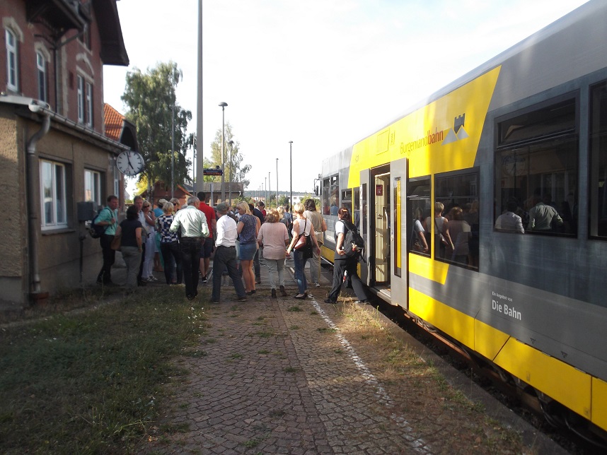 Voller Bahnhof zum Freyburger Winzerfest am 07.09.2013 in Naumburg Ost. Zahlreiche Reisende nutzen die M�glichkeit mit dem Zug von Zeitz aus, mit Umstieg, nach Freyburg zu fahren. (Foto: Thomas M�ller)