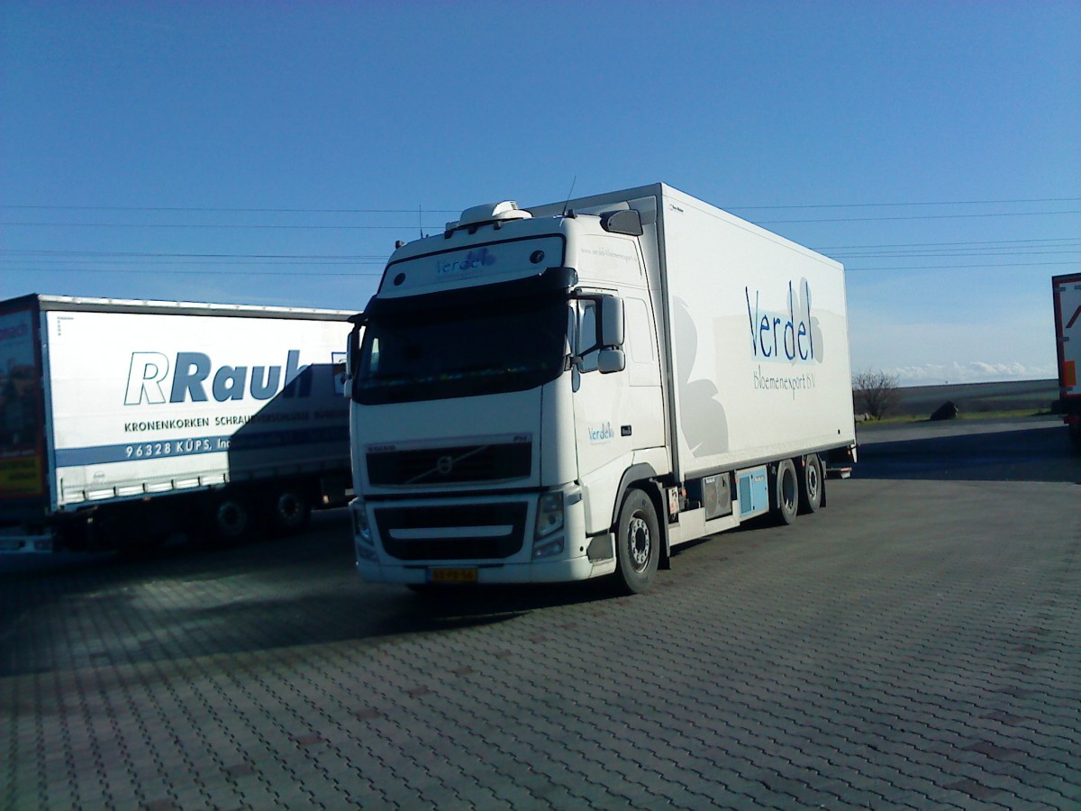 Volvo FH 14 LKW mit Khlkofferaufbau der Firma Verdel Blumentransporte aus Holland gesehen auf dem Parkplatz am Autohof Grnstadt am 28.01.2014