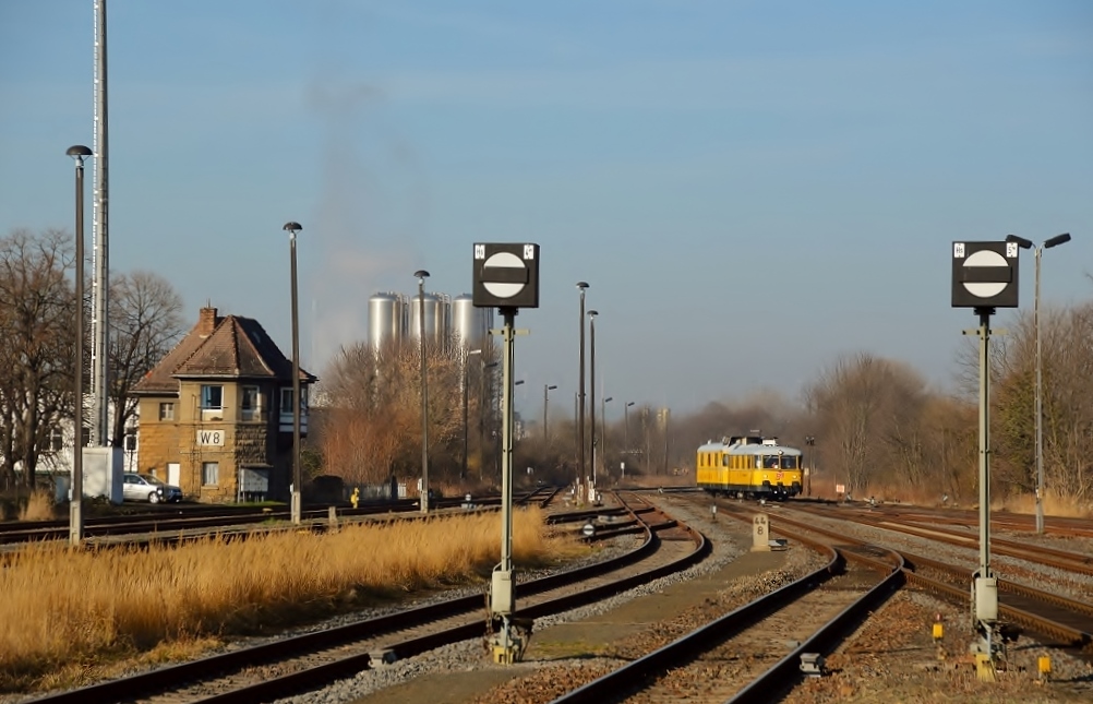 Vom 07.03. bis 10.03.2014 war der Gleismesszug DB 725 002-0 + 726 002-9 in Zeitz Pbf abgestellt. Am 10.03.2014 ging dieser als Nbz 94040 (Gera - Greiz) wieder auf Fahrt. Zusehen hier die Rangierfahrt von Gleis 1 auf Gleis 8 in Zeitz.