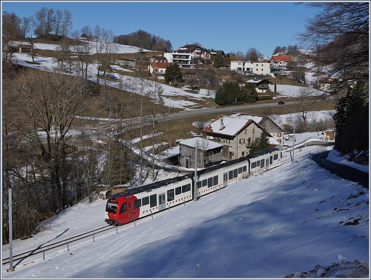 Vom 4. März bis Mitte November 2019 wird infolge des Neubaus des Bahnhofs von Châtel St-Denis die Strecke Palézieux - Chatel St-Denis mit Bussen bedient, Grund genug kurz vor dem Umbau noch ein paar Bilder zu machen, wobei in diesem Bereich, kurz vor Chatel St-Denis die  Strecke sich nicht verändern wird.

TPF Regionalzug bestehend aus TPF ABe 2/4 105  L'armayi , B und Be 2/4 105  L'armayi  auf der Fahrt nach Montbovon.


16. Feb. 2019