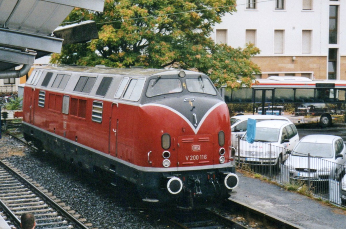 Vom Bahnhofstreppe aus geschossen wurde am 29 September 2005 V 200 116 in Neustadt (Weinstrasse) Hbf.