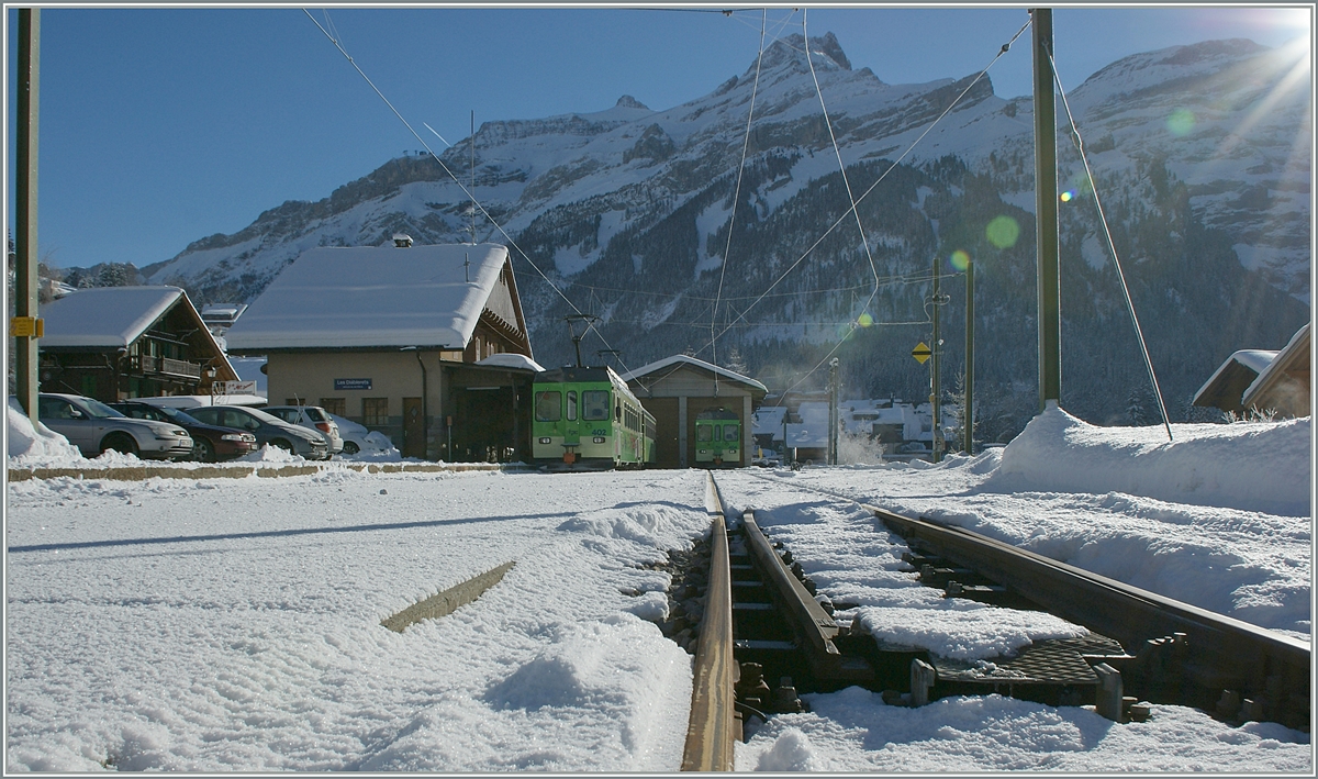 Vom Bahnübergang einen Gegenlichtblick auf den Bahnhof von Les Diablerets mit einem dort auf die Abfahrt nach Aigle wartenden ASD Regionalzug. 

25. Jan. 2014