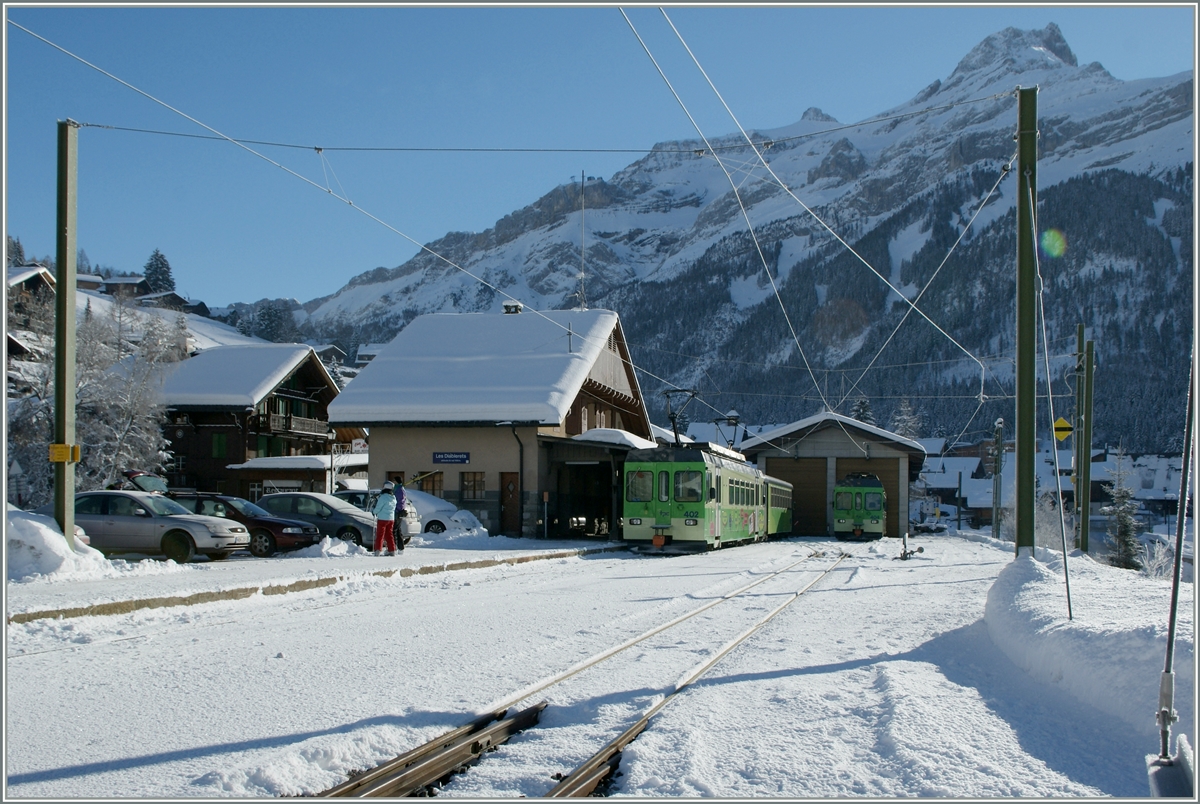 Vom Bahnübergang einen Gegenlichtblick auf den Bahnhof von Les Diablerets mit einem dort auf die Abfahrt nach Aigle wartenden ASD Regionalzug. 

25. Jan. 2014