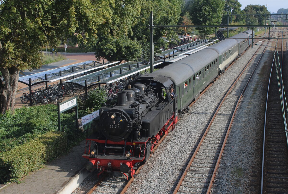 Vom Füssgangerbrücke in Dieren wird am Morgen von 3 September 2023 die -20 Minuten verspäteter-  Einfahrt der 1.VSM Pendelzug mit 64 415 auf den Chip gebrannt.