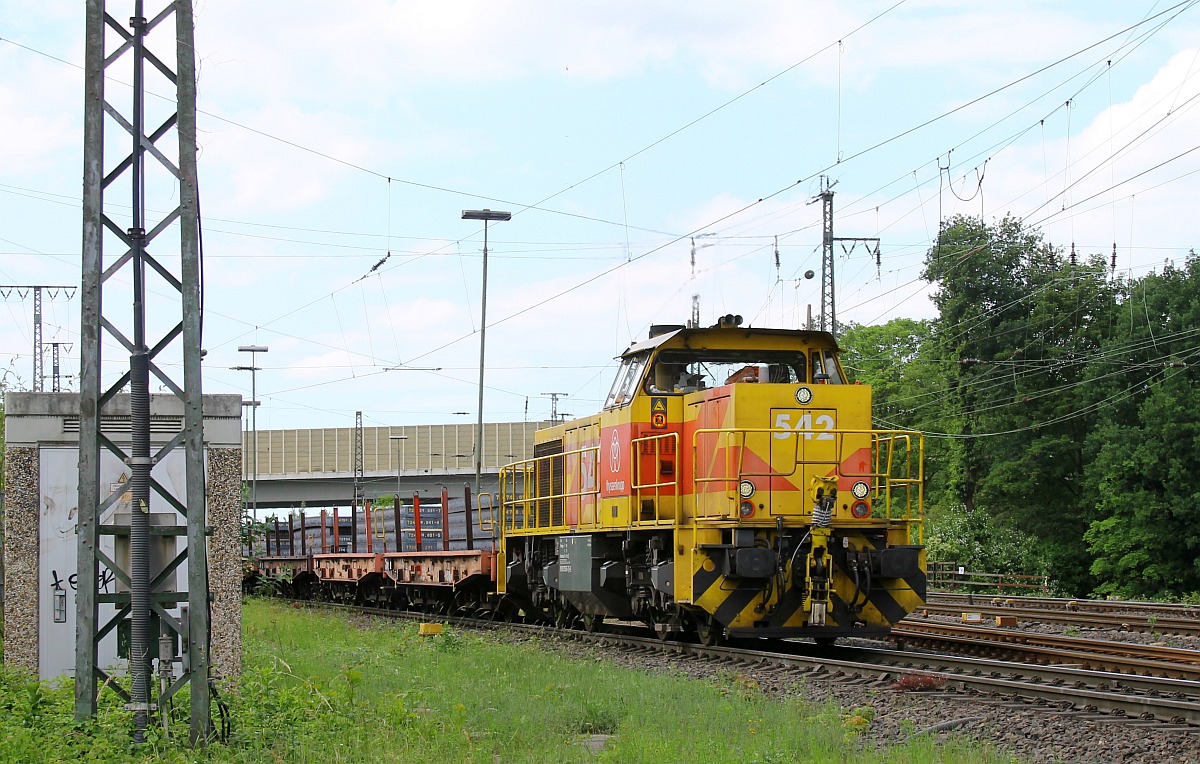 Vom HKM Hüttenbahnhof kommt die TKSE 542 (1275 835-7 D-EH) mit einem Stahlplattenzug und fädelt sich in die Hauptstrecke Richtung Süden ein, Duisburg Hochfed-Vorbahnhof 11.06.2022  