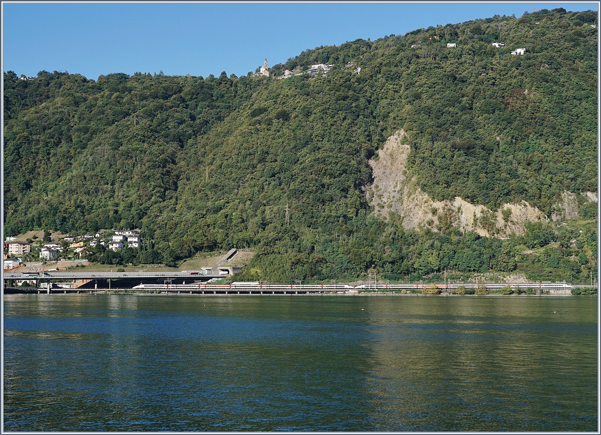Vom Schiff aus gesehen: Zwei SBB ETR 610 / RABe 503 sind bei Mendrisio auf dem Weg nach Milano. 

28. Sept. 2018 