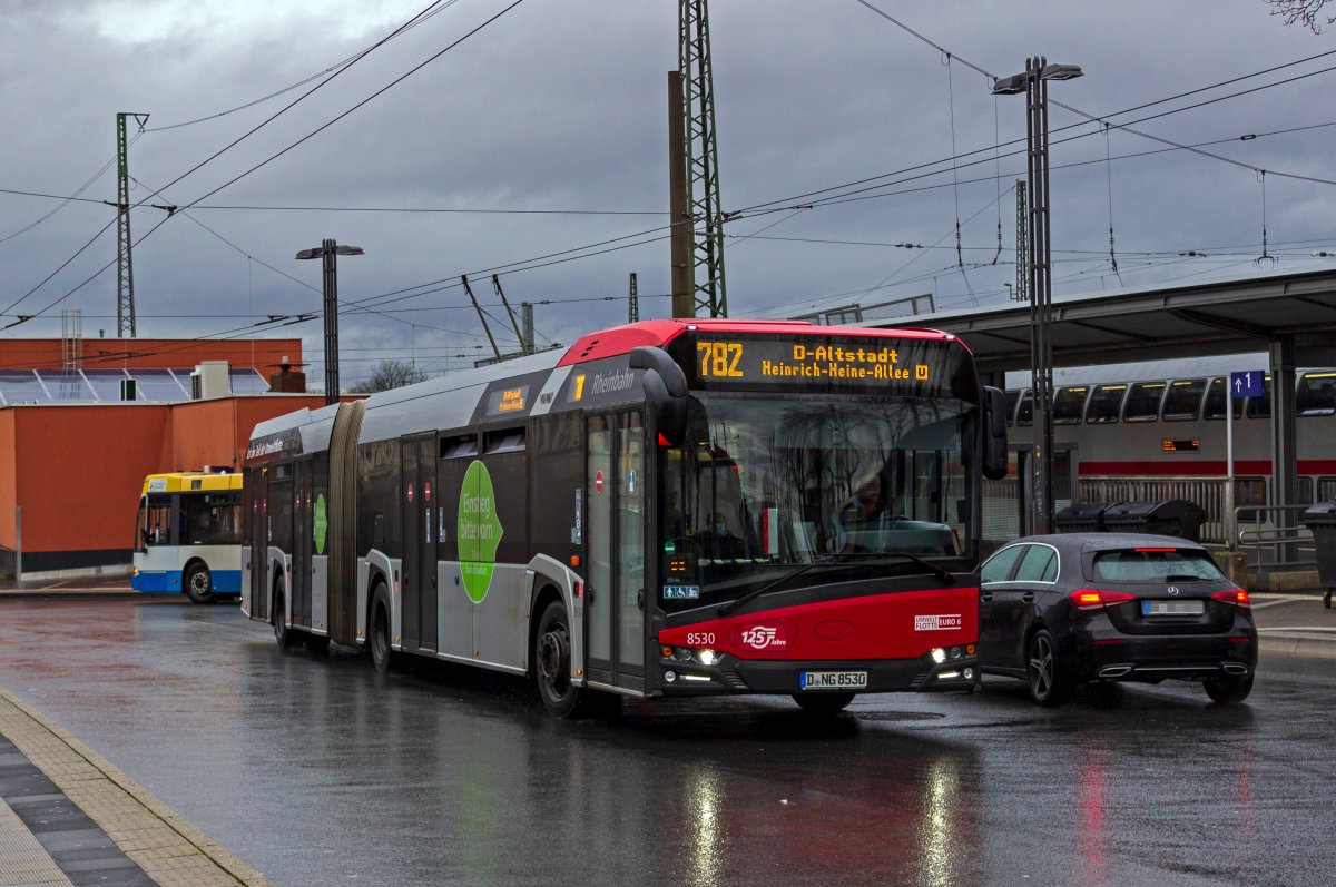 Vom Solinger Hauptbahnhof aus starten zahlreiche Buslinien in die umliegenden Stdte. Die Linie 782 verbindet Solingen-Ohligs mit Hilden und der Landeshauptstadt Dsseldorf. Der Solaris-Gelenkbus 8530 der Dsseldorfer Rheinbahn hat nach einer kurzen Wendezeit die Fahrt in Richtung Dsseldorfer Altstadt aufgenommen.