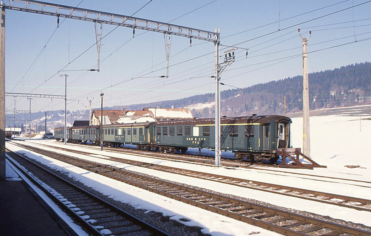 Von der anderen Seite gesehen die 4 Altbauwagen in Les Verrières, nämlich AB 4107, AB 4133, AB 4120 und AB 4115. 12.März 1993 - Der Wagen 4115 (AB 39-03 174) dürfte der Wagen AB4ü 312 der Dampfbahn Val de Travers sein. 