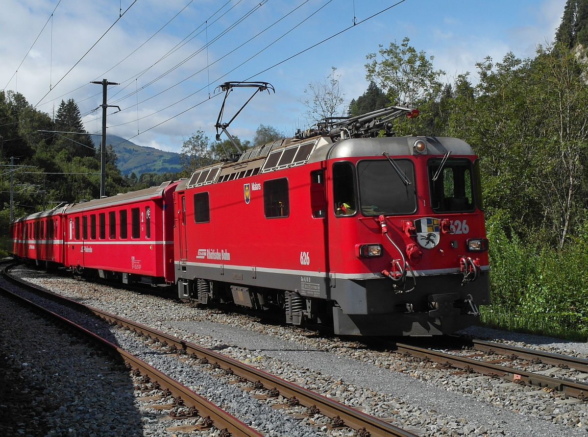 Von Disentis-Mustér kommend fährt Ge 4/4 II 626 'Malans' mit dem RE 1241 nach Scuol-Tarasp am 24.08.2014 in die Station Valendas-Sagogn ein.