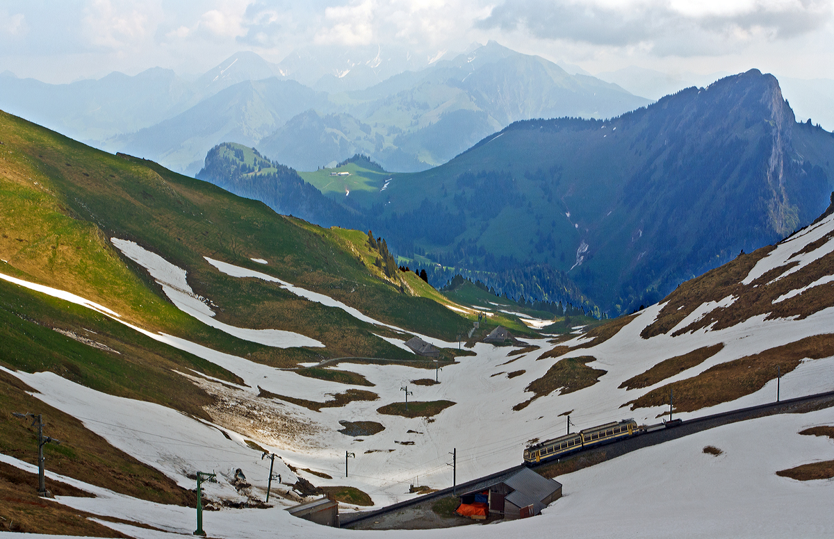 
Von der Endstation Rochers de Naye (2042 m.ü.M.) hat man eine wunderschöne Aussicht auf die Landschaft und den talwärts fahrenden MGN Triebwagen Bhe 4/8 301  Montreux  hier am 26.05.2012.