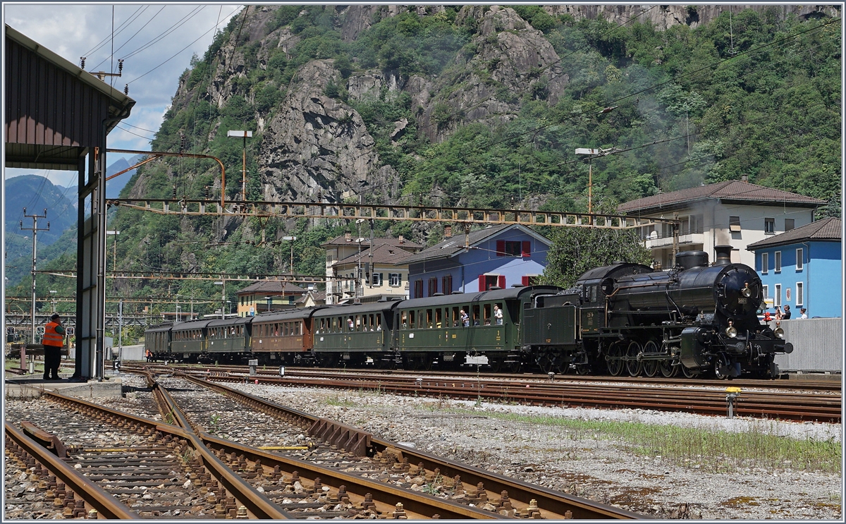 Von Erstfeld über Göschenen und Airolo ist der SRF Extrazug des Schweizer Fernsehn zu Thema  Gotthard  mit der prächtigen C 5/6 2978 in Bodio eingetroffen und wartet nun für seine Weiterfahrt nach Biasca auf die ETCS-Box in Form der Re 4/4 II 11161.
28. Juli 2016