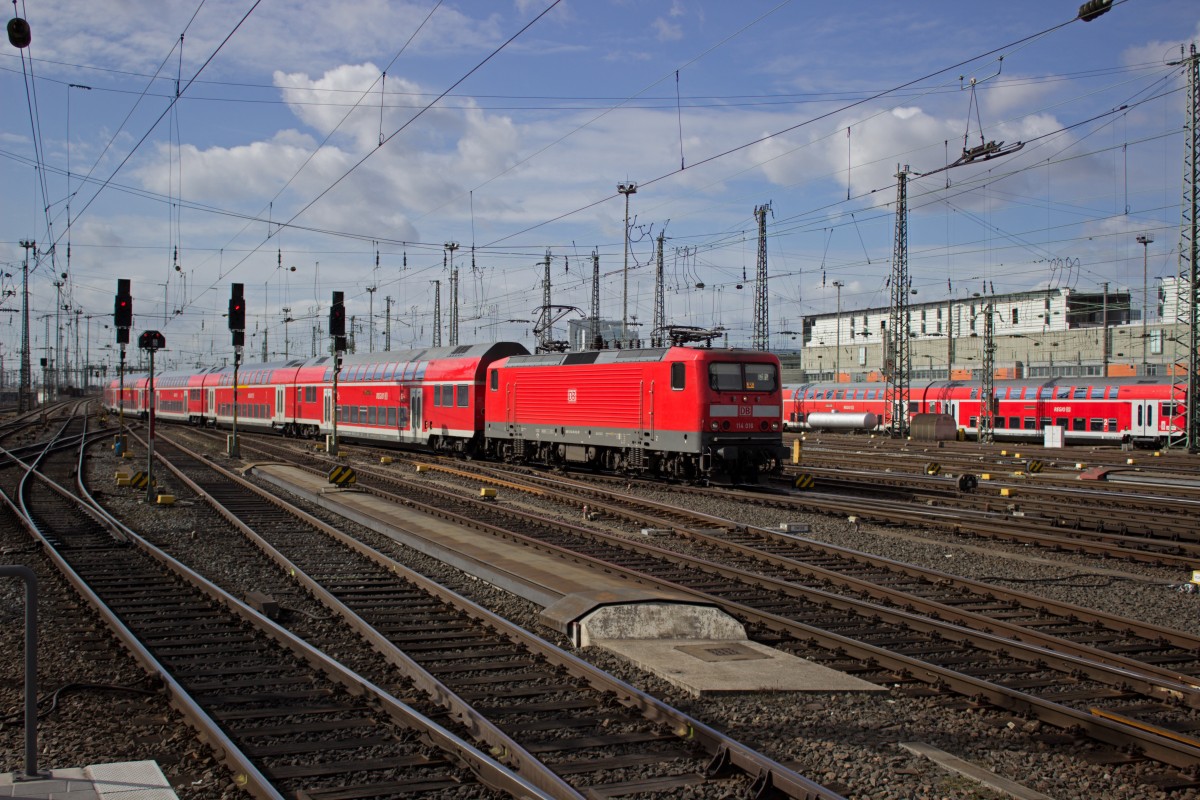 Von Fulda kommend fährt 114 016 am 03.03. in Frankfurt ein.