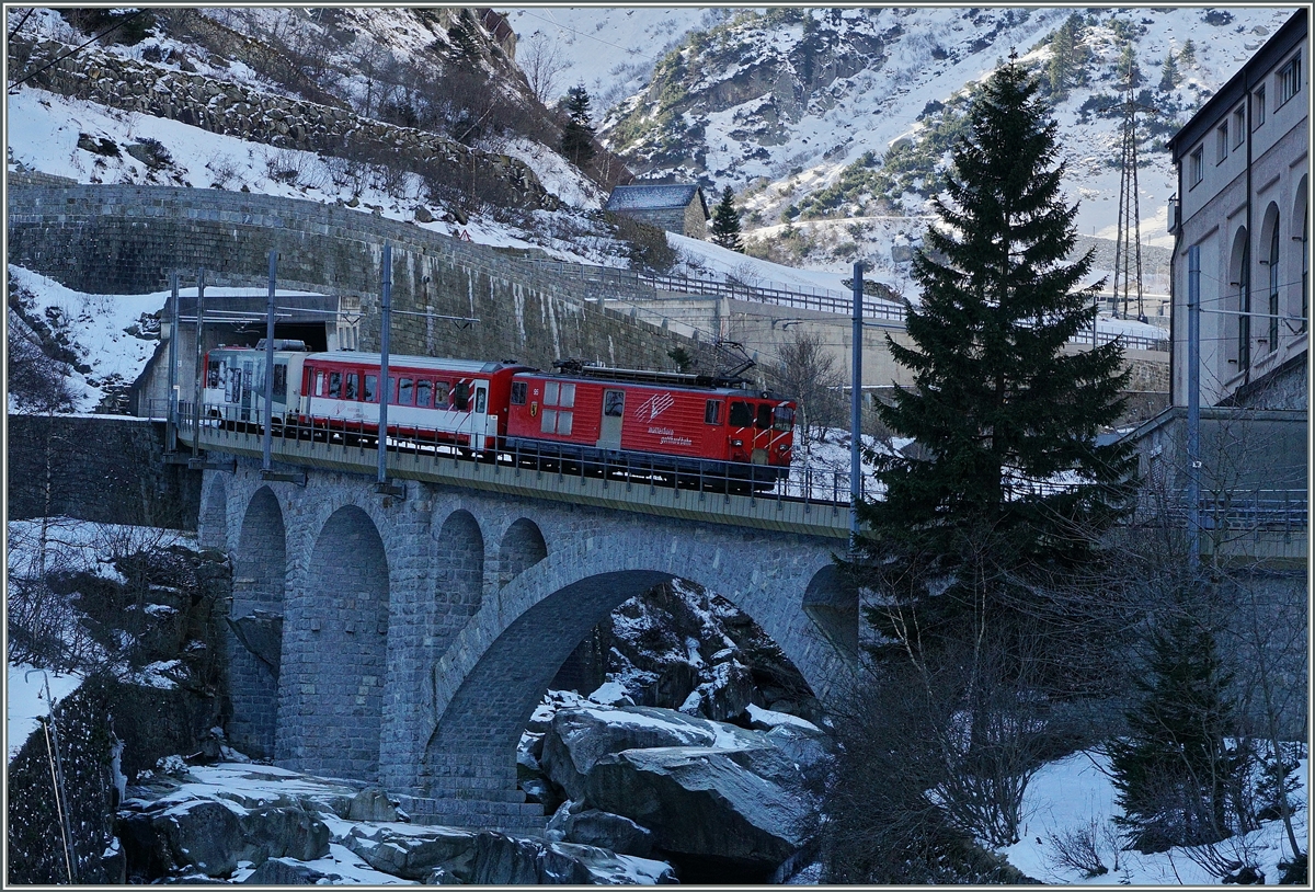 Von Göschenen nach Andermatt geht es steil durch die Schöllenschlucht bergauf. 
11. Feb. 2016