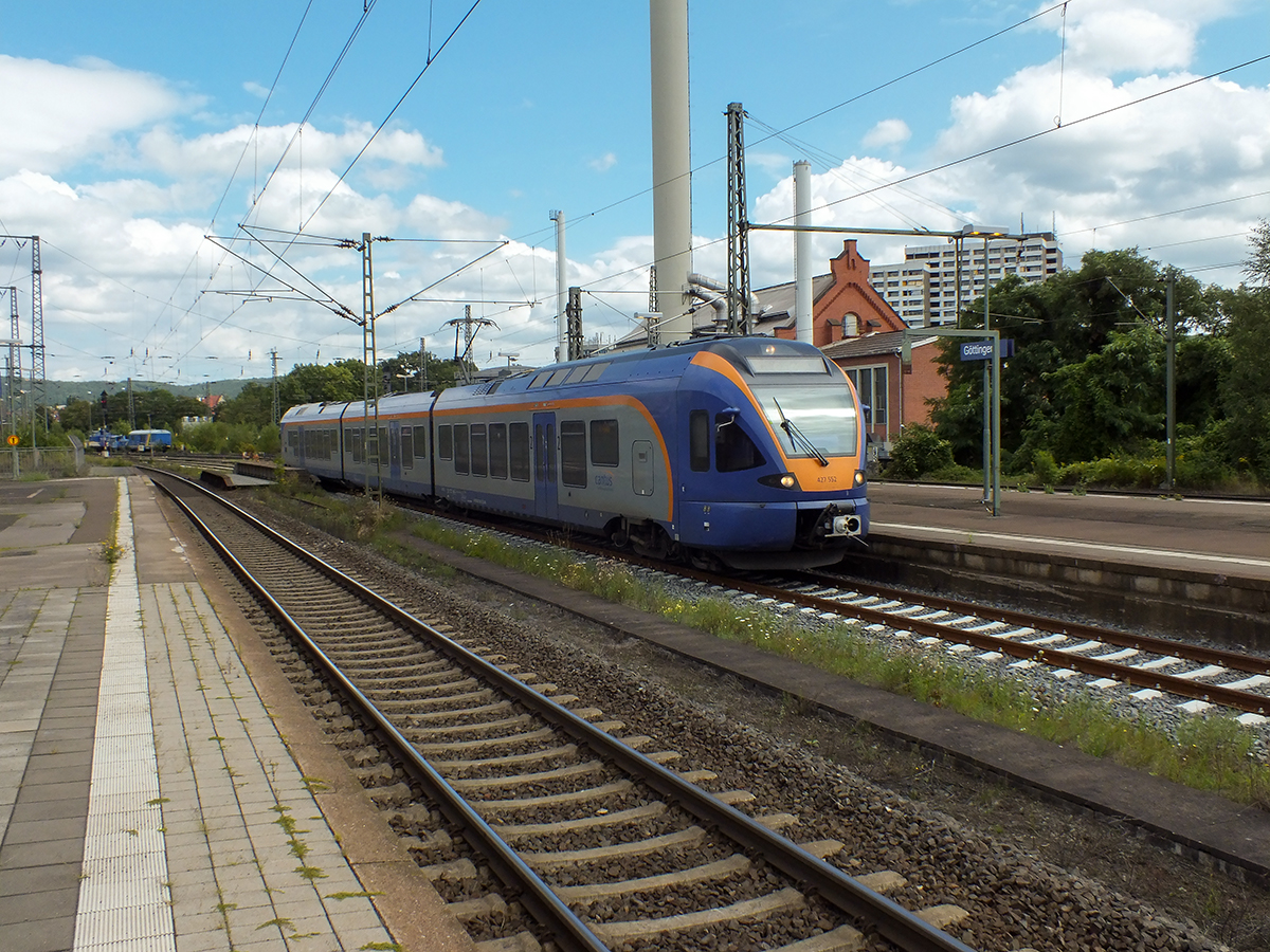 Von Göttingen in Richtung Süden fährt mit cantus eine dritte Privatbahn. Am 13.08.14 rangierte sich  427 052 , der offiziell 427 143 heißt, an den Bahnsteig, um in Richtung Kassel zu fahren.