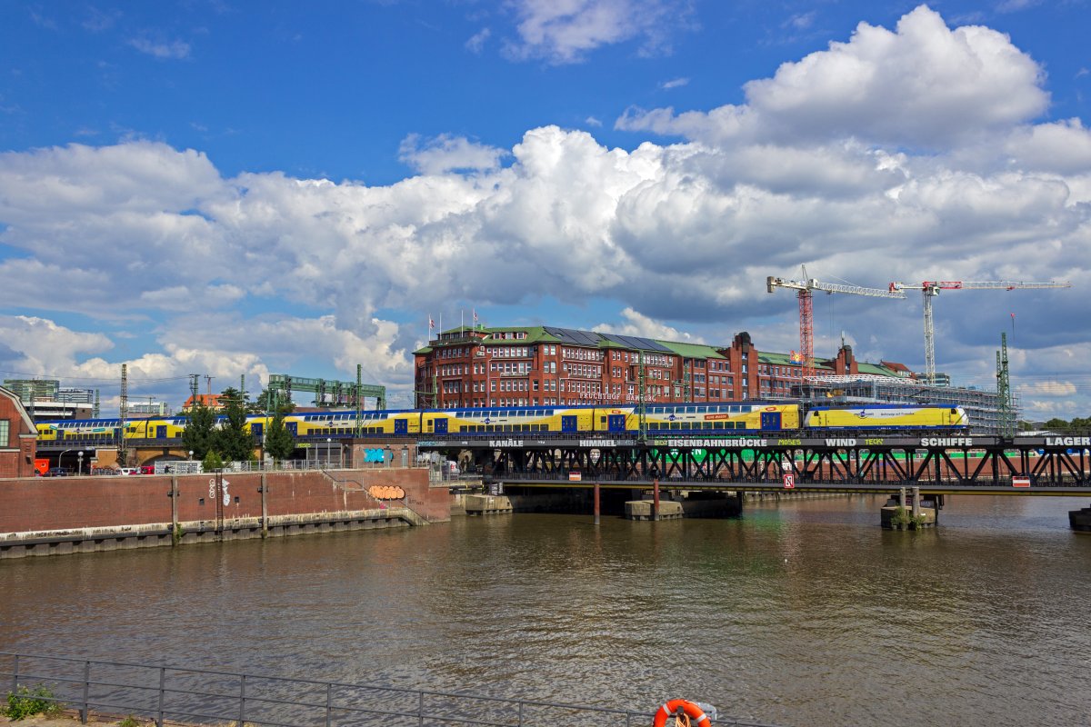 Von der Hamburger Ericusspitze aus bietet sich dieser bekannte Blick auf die Oberhafenbrcke, die die Zufahrt zum Hamburger Hauptbahnhof aus Richtung Harburg darstellt. Am 04.08.2020 schiebt 146 506 einen Metronom-Zug die letzten Meter in den Hauptbahnhof der Hansestadt.