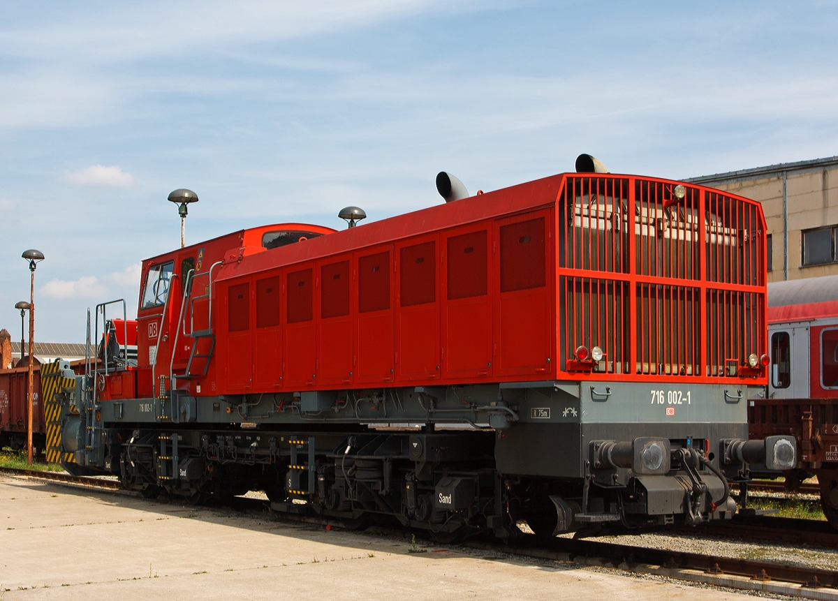 Von hinten:
Die selbstfahrende Schneeschleuder 716 002-1 der DB Netz AG steht am 24.08.2013, mit erledigter Revision, im Dampflokwerk Meiningen (DLW). 