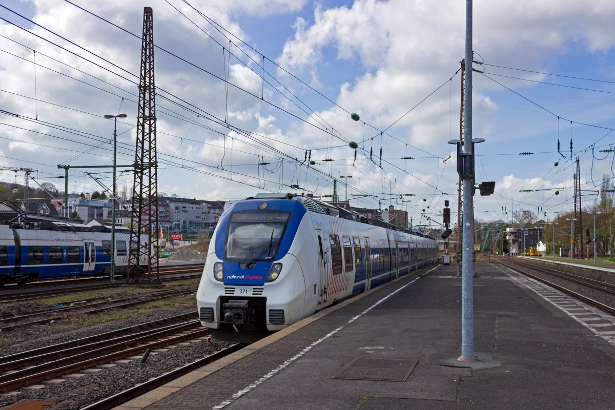 Von Kln kommend fhrt 9442 371 von National Express in Wuppertal-Oberbarmen ein, wo der Zug endet und knapp 30 Minuten spter wieder zurck fahren wird.