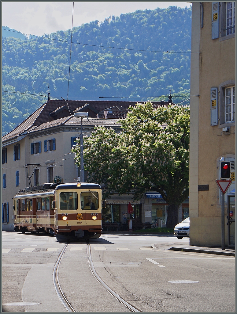 Von Leysin kommend, erreicht der A-L 233 Regionalzug Aigle.
9. Mai 2015 
