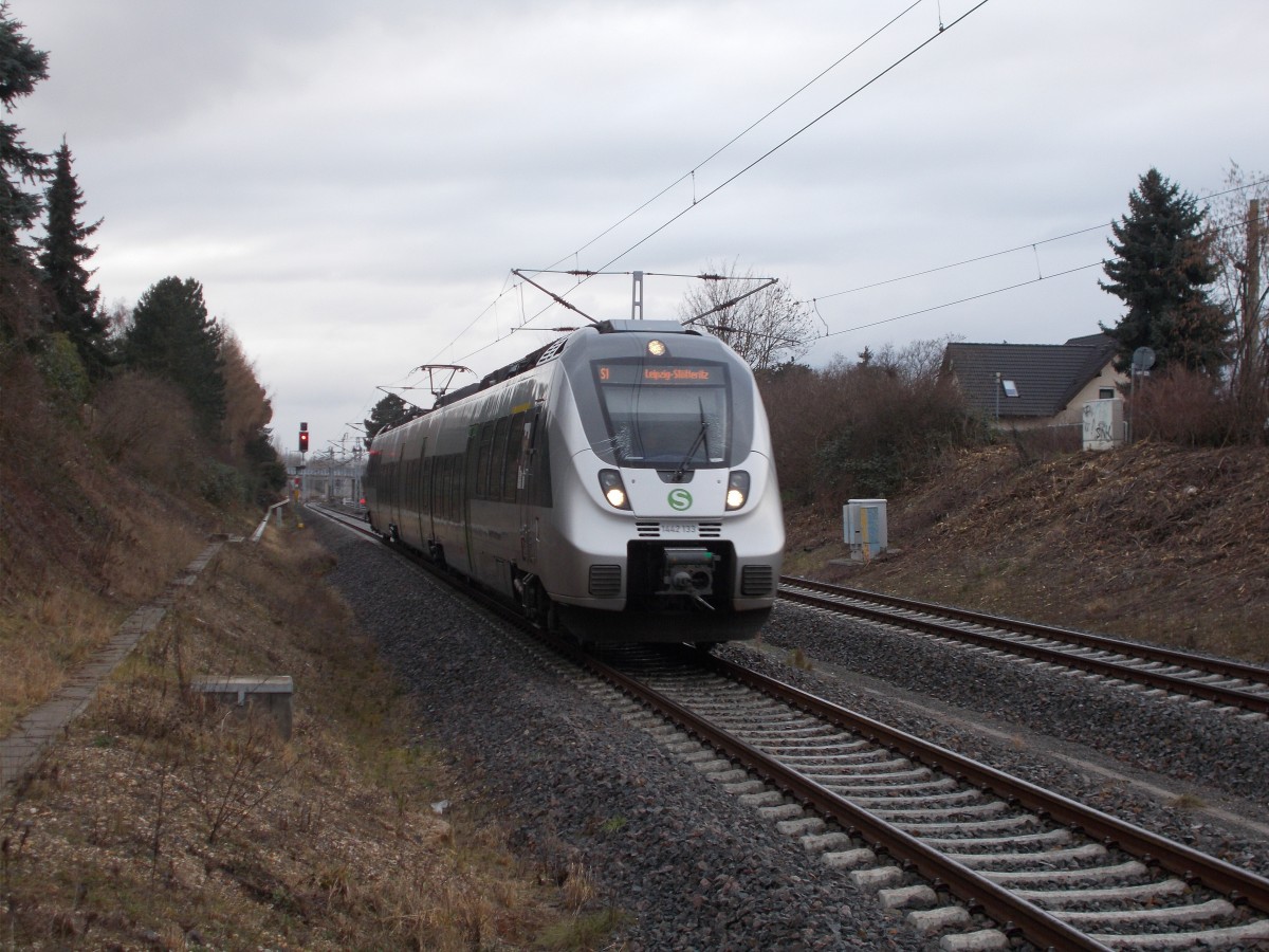 Von Miltizer Allee losgefahren,näherte sich 1442 133,am 14.Februar 2016,der Station Karlsruher Straße in Leipzig.Aufnahme vom Bahnsteigende !