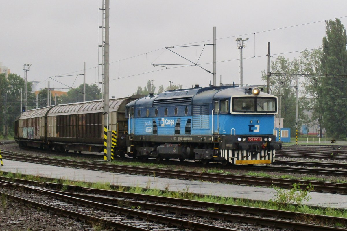 Von die Niederländische Bank ING unterstützt, treft 753 761 mit ihren Guterzug am 23 September 2017 in Ostrava hl.n. ein.