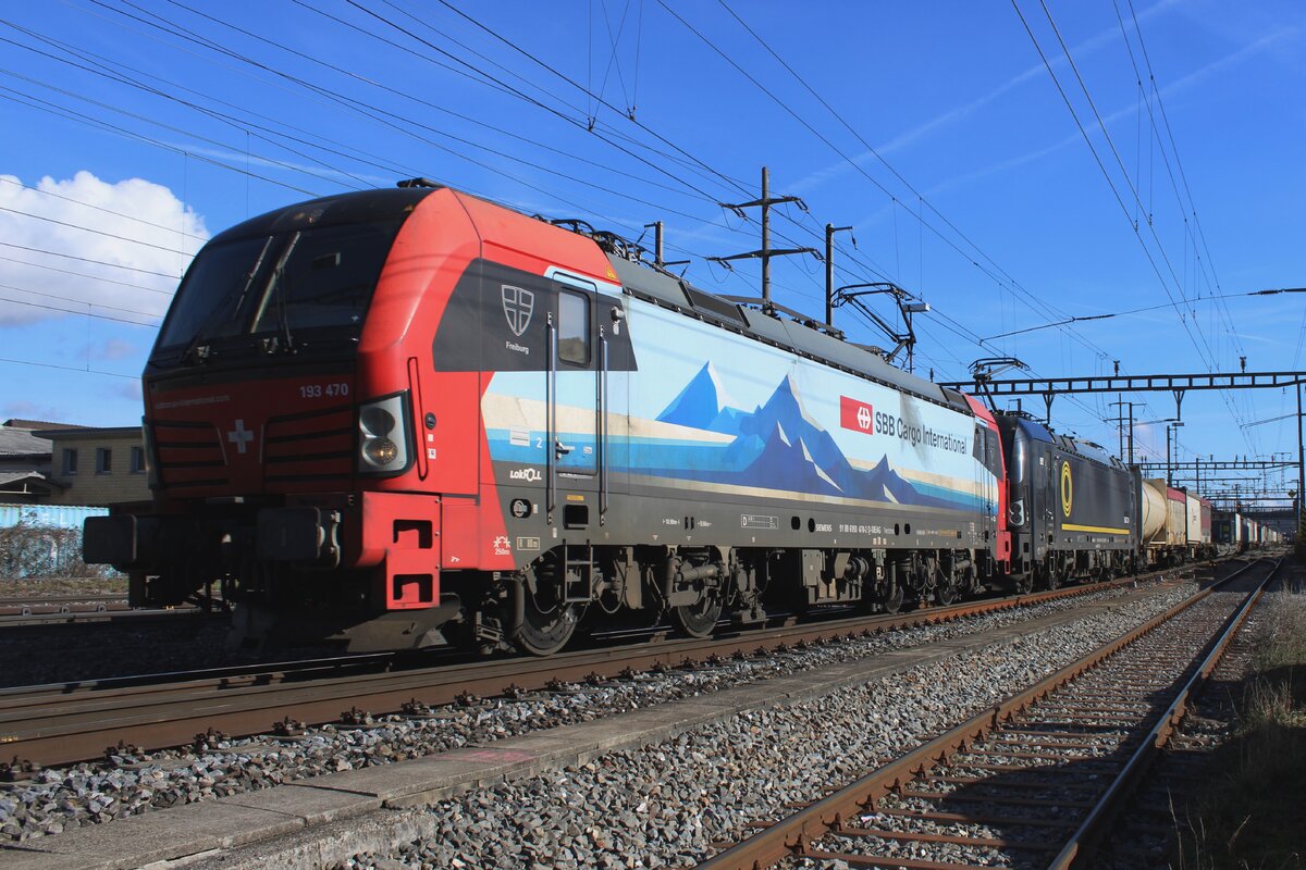 Von der offentlich zugngicher PLatz in Prateln wurde am 13 Februar 2024 SBB Cargo 193 470 samt KLV fotografiert.