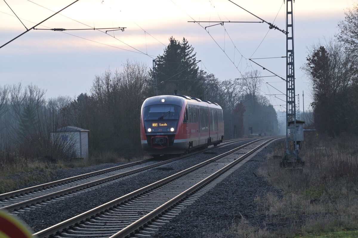 Von Osterburken her kommt der 642 720/220 in Rosenberg Baden eingefahren.  Donnerstag 7.12.2023