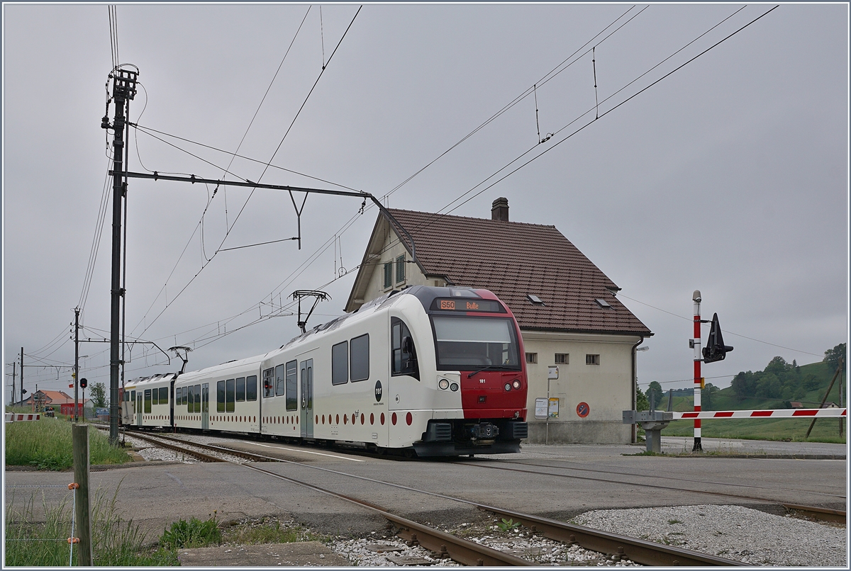 Von Palézieux kommend trifft der TPF Be 2/4 101/ B  / ABe 2/4 101 in La Verrerie ein, wo es gilt den Gegenzug abzuwarten. 

12. Mai 2020