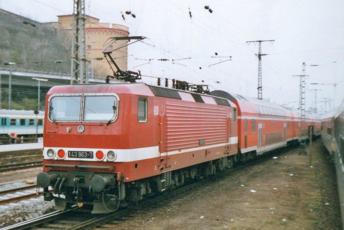 Von passierender Zug aus genommen wurde 143 963 am 2 Oktober 2002.