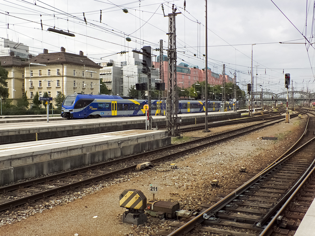 Von reichlich Masten verdeckt verlässt ET 304 (1430 004) der Bayerischen Oberlandbahn den Flügelbahnhof Nord des Münchner Hauptbahnhofes, 07.08.14