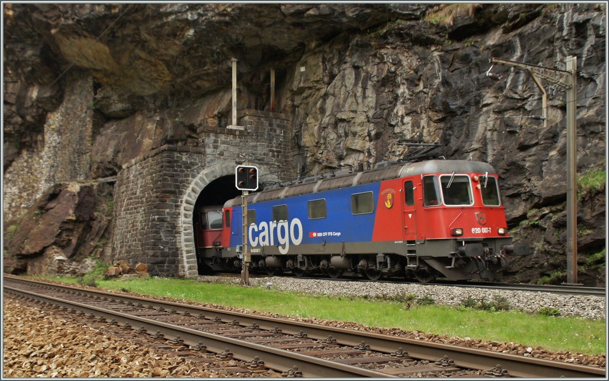 Von Rodi-Fiesso durch die Dazio Grande nach Faido: Die SBB Re 620 087-7 verlässt den Boscerina Tunnel.
6. Mai 2014