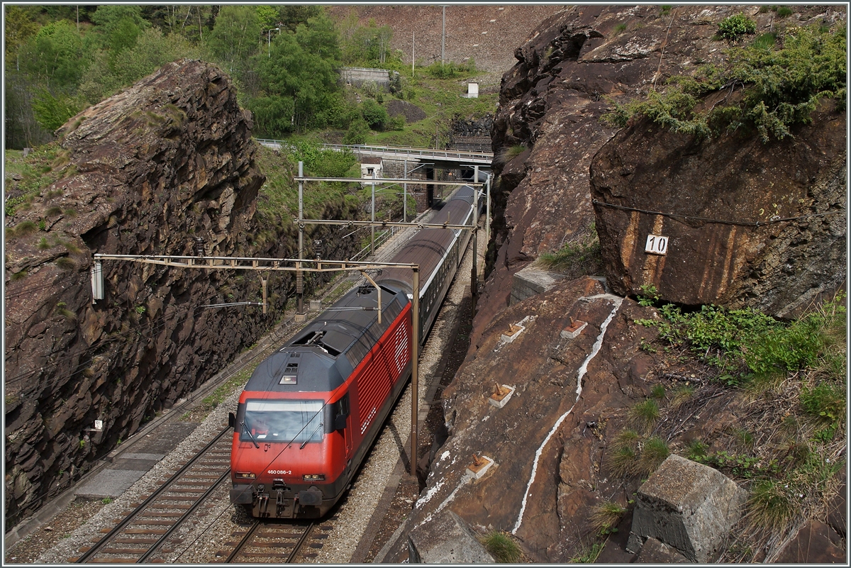 Von Rodi-Fiesso durch die Dazio Grande nach Faido: Die SBB Re 460 086-2 mit dem IR 2163 von Basel nach Locarno in einem felsigen Einschnitt zwischen dem Freggio Kehrtunntel und der Freggio Brücke.
6. Mai 2014