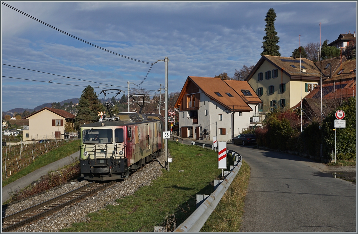 Von der SLM/BBC 1983 gebaut und an die GFM geliefert, übernahm die MOB von der TPF 2008 die GDe 4/4 102  Neirivue  (mit der Schwesterlok GDe 4/4 101) und setzt sie seitdem als GDe 4/4 6006 ein. Das Bild zeigt die MOB GDe 4/4 6006  Aigle les Murailles , die mit dem MOB Panoramic Express 2111 von Zweisimmen nach Montreux bei Planchamp unterwegs ist.

23. Nov. 2020
