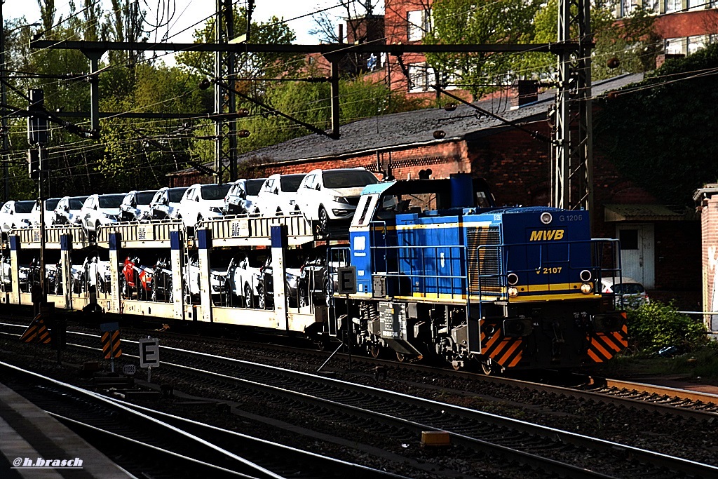 von der sonne angelacht fuhr V 2107 der MWB mit einen autozug durch hh-harburg,datum 01.08.14 