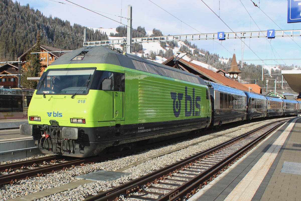 Von Spiez kommend, treft BLS 465 018 mit der umspurbarer MOB-Panoramic Expresss in Zweisimmen ein am 1. Jnner 2024. Die normalspuriger BLS 465 wird ersetzt von ein Schmalspurellok der MOB. Dann wird der Zuggarnitur ganz rhig durch einer Umspurungsgerat geleitet bevor die Reise nach Gstaadt und Montreux weiter geht.