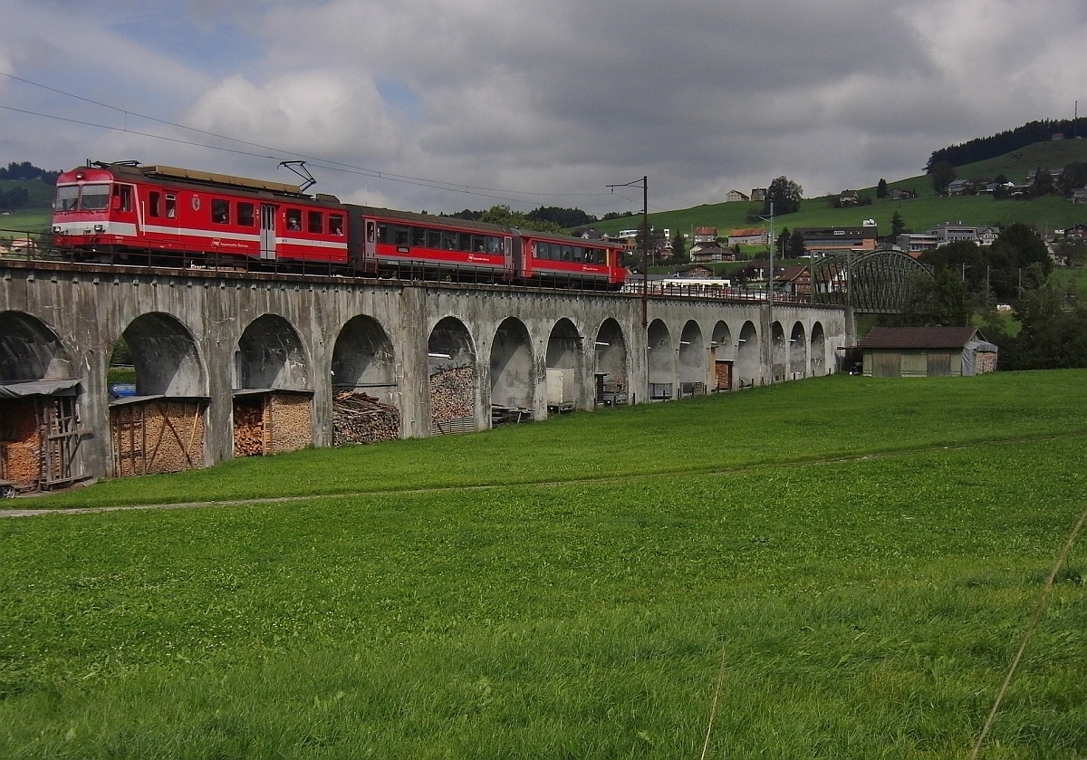 Von St. Gallen kommend berfhrt der BDeh 4/4-Triebwagen Nr. 14 'Gais' mit seinen zwei Wagen als S11 2137 den 296 m langen Sitterviadukt und erreicht in Krze den Zielbahnhof Appenzell (21.09.2013).