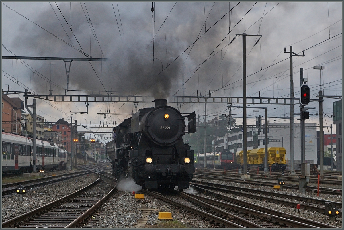 Von St-Sulpice gekommen, rangiert die VVT 52 221 in Neuchâtel, um ihren Extrazug 30502 zum Dampffestival der Blonay-Chamby Bahn nach zu führen.
4. Mai 2016