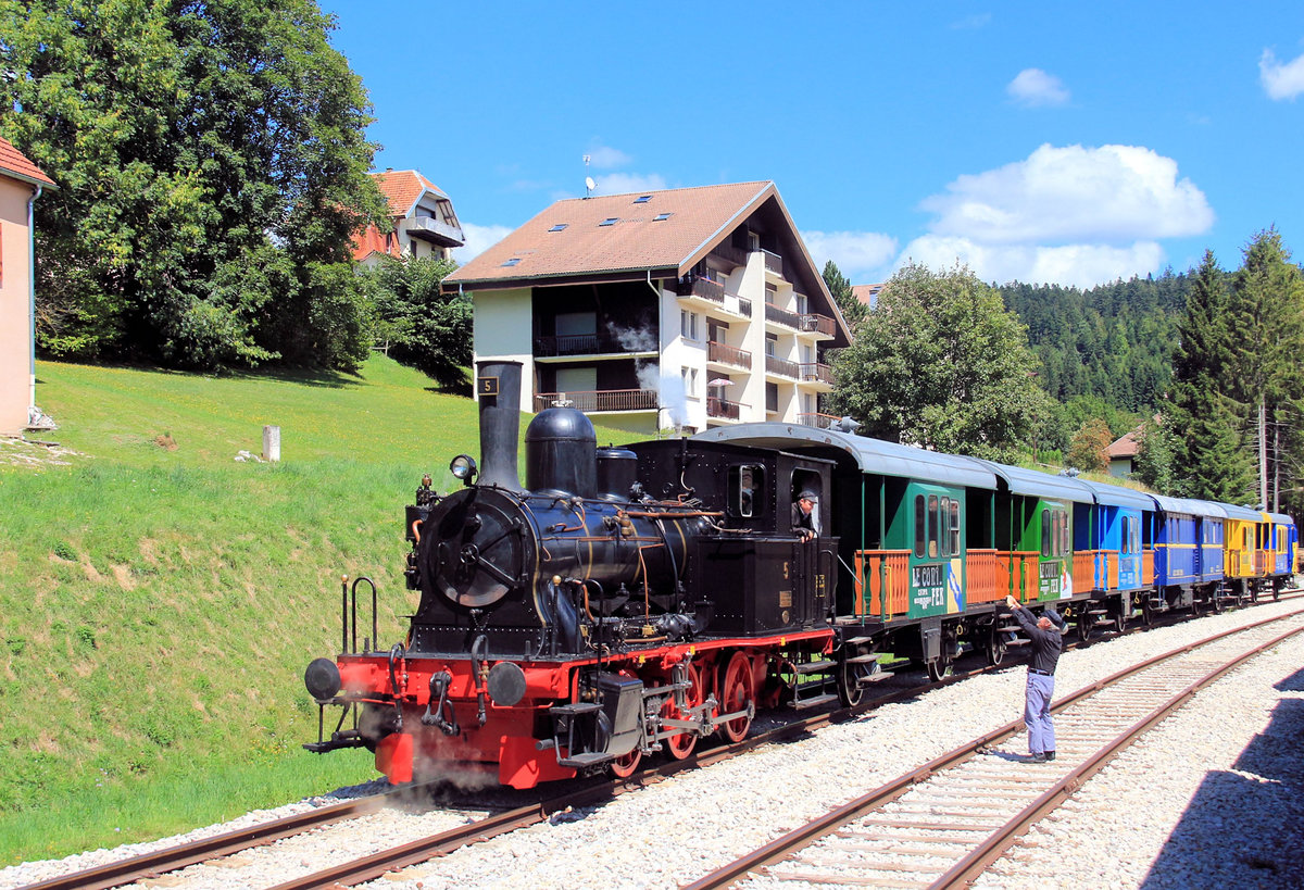 Von dieser Strecke von Les Hpitaux-Neufs in Richtung Pontarlier (frher einmal Teil der Direktverbindung Vallorbe - Pontarlier) sind bisher 7,5 km mit viel Sorgfalt wiederhergestellt worden. Fast das gesamte Rollmaterial ist schweizerischen Ursprungs. Hier die Lok 5, ehemals Alusuisse in Chippis. Dahinter aus SBB- Sputnik  hergestellte Personenwagen und ein ehemaliger F2 Gepckwagen. Aufnahme in Les Hpitaux-Neufs, 11.August 2018 