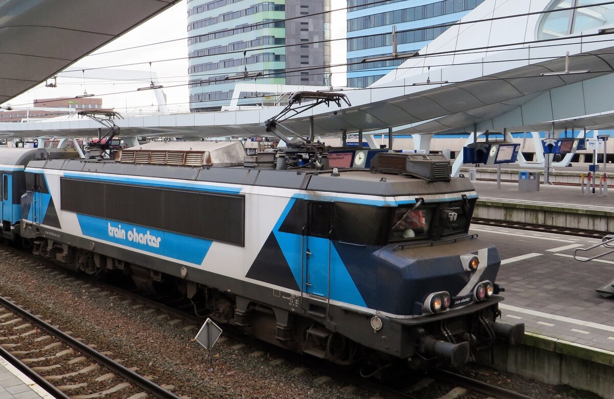 Von die Treppe in Arnhem wurde am 14 November 2021 TCS 102001 fotografiert. Die 1600er und 1800er sind identisch: der Unterschied in die Nummer werde nür gemacht weil NS Cargo (später RaiLioN und noch später DB  Schenker rail Nederland bzw DB Cargo Nederland) und NS Reizigers beide etwa die Hälfte der 58 Loks der Reihe 1600 bekamen. NS Reizigers enscheidete sich dafür deren eigene 1600er in die Reihe 1800 um zu stellen, welche Nummern später von Privaten teilweise übernommen wurden. NS Cargo/RaiLioN/DB Schenker/Cargo NL behielten die 1600-Nummern und vpn Privaten übernommene Loks behielten teilweise diese Nummern.TCS 102001 ist ein Nummersalat: als NS 1635 in 1983 in Dienst gestellt wurde sie in 2001 zu 1835 bei NS reizigers bis die Ausmüsterung der Reihe 180 bei NSR. Bentheimer Eisenbahn su chte eine NL-täuchliche Lok und bekan die 1835/BE-01. Bis 2021, dann verkaufte BE die Lok an TCS, die die Wanderer ein Neues Frabenschema gab und das Nummer 102001...
 Viel Nummerallerlei für eine Reihe Lokomotiven. 