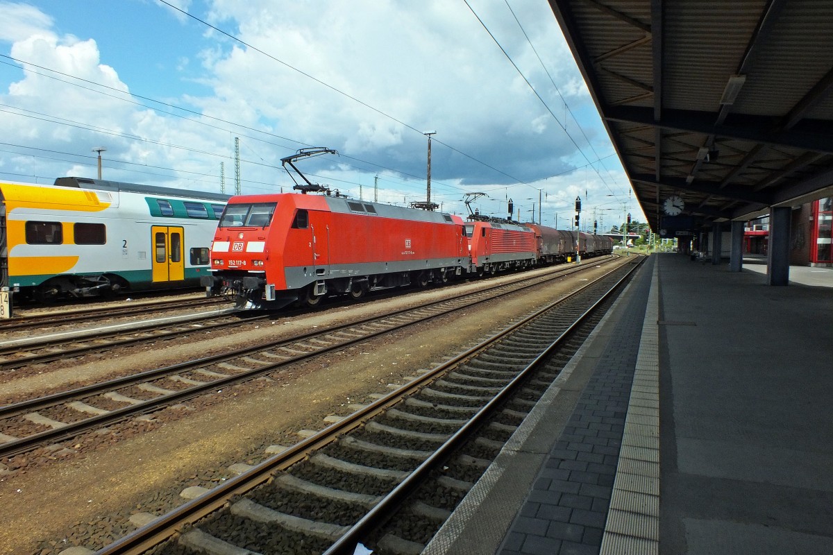 Vor dem bisschen Fernverkehr, das es in Cottbus noch gibt, wollte ich noch mal kurz in die Bahnhofshalle und Verpflegung kaufen, doch halt! Was kommt in gerade dem Moment um die Ecke? Ein Gterzug natrlich, diesmal sogar auf dem richtigen Gleis. Also Rckwrtsgang und whrenddessen Kamera aus dem Rucksack gefummelt. Hat funktioniert.
Auch nicht alle Tage sieht man diese Zusammenarbeit zweier EuroSprinter-Abkmmlinge. 152 117 und 189 021 bespannen einen gemischten Gterzug in Richtung Westen.