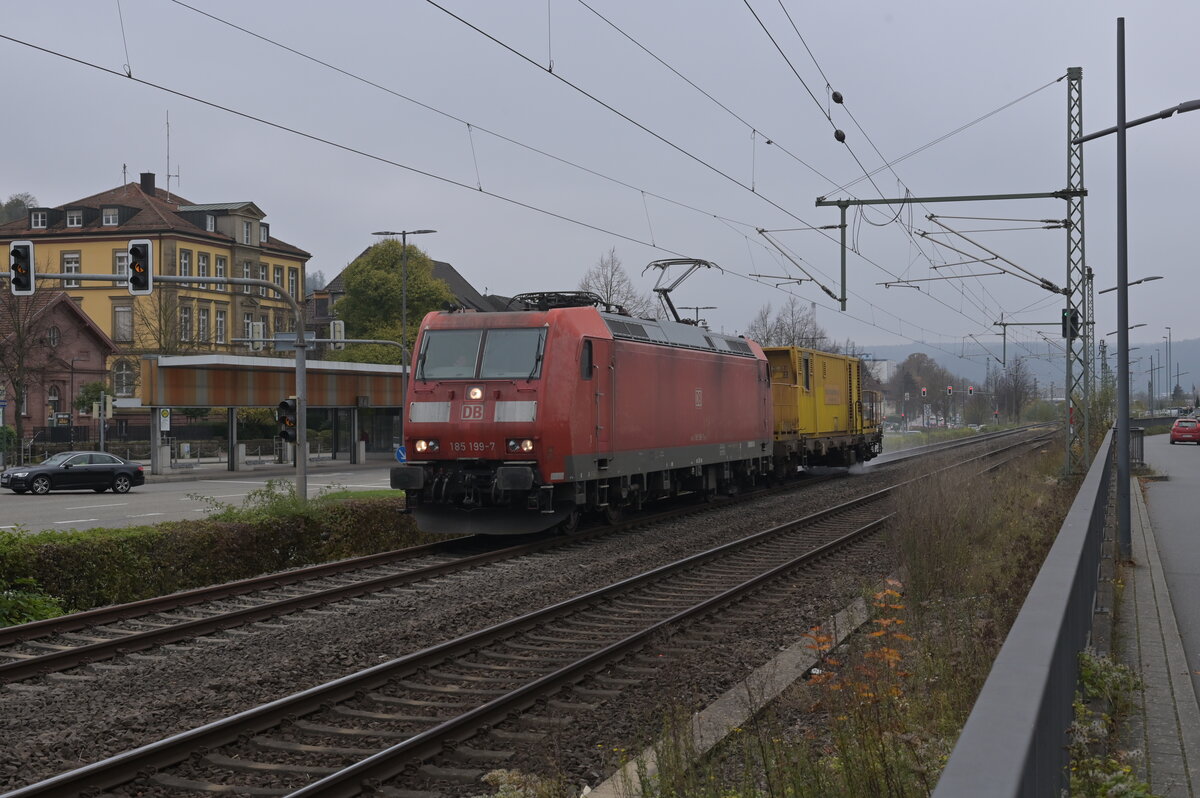 Vor dem Busbahnhof in Mosbach  Dampft  die 185 199-7 mit ihrem Reinigungszug gen Osterburken  am Samstag den 9.11.2024.