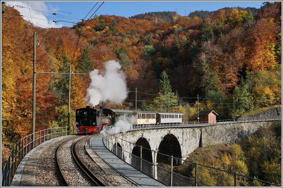 Vor dem Hintergrund des  prächtig gefärbten Herbstwaldes dampft die G 2x 2/2 105 in Richtung  Blonay. 

24. Okt. 2020