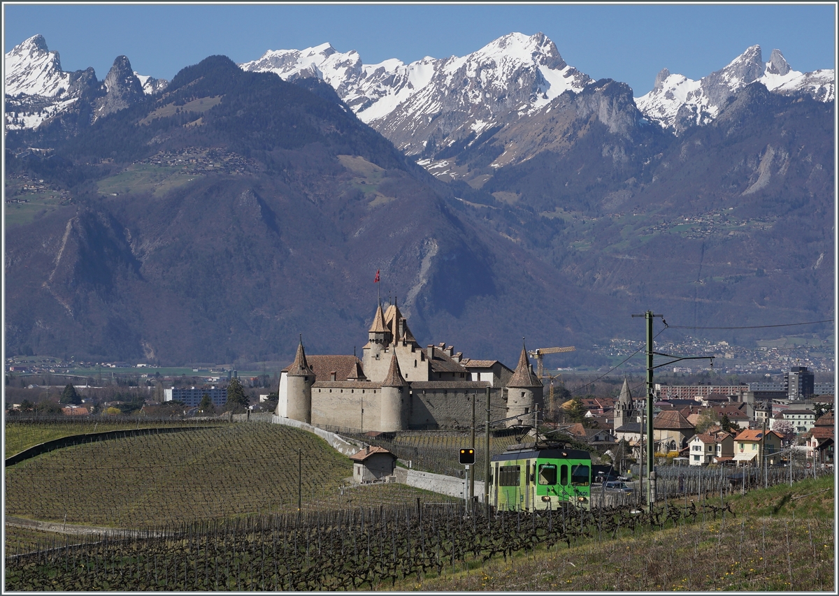 Vor dem Hintergrund der mächtigen Wallier Alpen und dem Schloss von Aigle ist ein ASD Regionalzug bei Aigle auf dem Weg nach Les Diablerets. 

30. März 2021